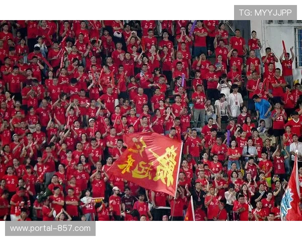 加泰德比球迷沸腾：红蓝阵营隔街对垒，最近球场距20米